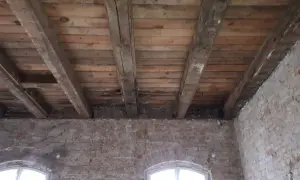 Jak wzmocnić strop drewniany i uniknąć kosztownych napraw?