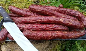 Jak zrobić kiełbasę z sarny - krok po kroku do smaku dziczyzny