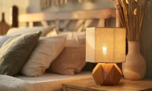 Lampka nocna z drewna: Jakie lampki nocne są najbardziej stylowe i praktyczne?