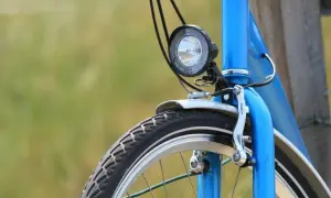 Jakie oświetlenie do roweru wybrać, aby zwiększyć bezpieczeństwo?