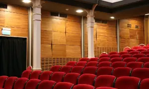 Jak należy zachowywać się w teatrze, aby nie popełnić faux pas