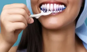 Jak skutecznie usunąć kamień z zębów domowymi sposobami bez wizyty u dentysty