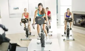 Skuteczne sposoby na schudnięcie na rowerze stacjonarnym i poprawę kondycji