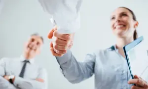 Czy bank sprawdza zatrudnienie? Poznaj kluczowe informacje przed kredytem