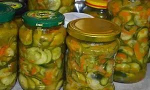 Jak zrobić sałatkę z ogórków na zimę, która zachwyci każdego smakosza