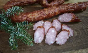 Ile gałki muszkatołowej do kiełbasy? Oto idealne proporcje dla smaku