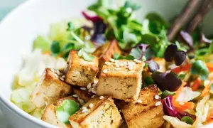 Jak przygotować tofu do sałatki - proste i smaczne przepisy na każdą okazję