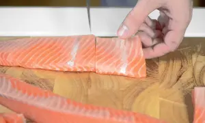 Jak pokroić łososia do sushi, aby uzyskać idealne plastry?