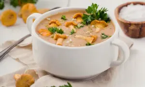 Zupa z kurek jak u babci – przepis na smak dzieciństwa pełen aromatu
