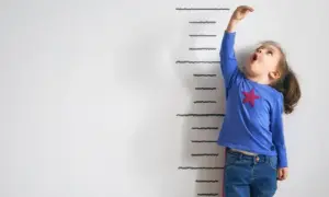 Ile dziecko rośnie w ciągu roku? Zaskakujące fakty o wzroście