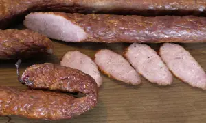 Jak zrobić kiełbasę jałowcową – prosty przepis na domową wędlinę