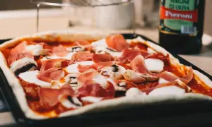 Co można dodać do pizzy? Odkryj zaskakujące dodatki i smaki