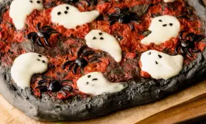 Czarne ciasto na pizzę – prosty przepis na efektowne danie, które zaskoczy