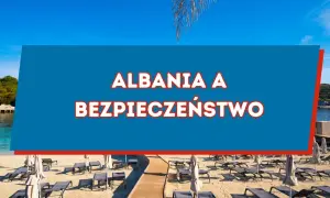 Piękna plaża w Albanii. Czy w Albanii jest bezpiecznie? Odpoczynek na leżakach pod palmą.