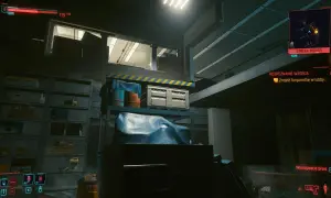 W magazynie w stylu cyberpunk, gdzie trwa rozpoznanie wzorca, widać regały z towarami, beczki i zakryte przedmioty.