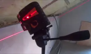 Jak zrobić statyw do poziomicy laserowej? Praktyczny poradnik DIY