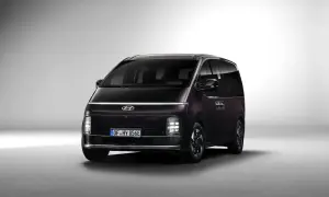 Ciemny Hyundai Staria z charakterystycznym pasem świateł LED na przodzie, gotowy na rodzinne podróże.