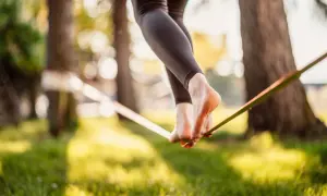 Stopy na taśmie, balansowanie na wysokości. To właśnie slackline, czyli chodzenie po taśmie.
