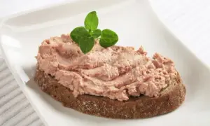 Ile kalorii ma bułka z pasztetem? Sprawdź i jedz zdrowiej!