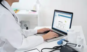 Lekarz wpisuje dane do formularza "Medical History Form", przygotowując przedłużenie zwolnienia lekarskiego z wyprzedzeniem.