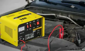 Jak podłączyć prostownik do Mondeo MK4 i uniknąć uszkodzeń akumulatora
