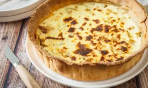 Herzhafte Fenchel Tarte mit goldbraunem Teig und cremiger Füllung, bereit zum Servieren.