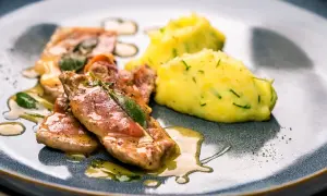 Saltimbocca: Kalbsschnitzel mit Salbei und Schinken, serviert mit Kartoffelpüree. Ein Klassiker, der auf der Zunge zergeht.
