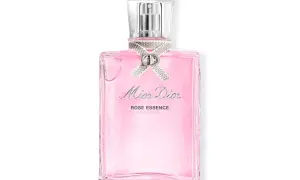 Różowa butelka Miss Dior EDT z ozdobną kokardką i logo CD. Zapach Rose Essence.
