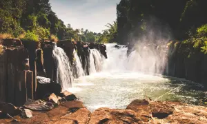 Cascades puissantes dans un paysage luxuriant, un moment inoubliable de mon laos voyage.