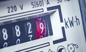Zbliżenie na licznik energii elektrycznej. Cyfry wskazują zużycie, a obok widnieje napis "kW·h". Szukając informacji o kompensator mocy biernej cena, warto zwrócić uwagę na takie detale.