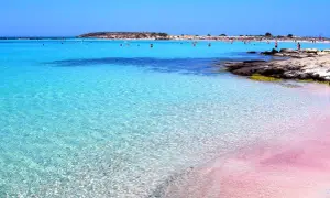 Różowa plaża w Grecji, Elafonisi, z krystalicznie czystą wodą i turkusowym morzem.