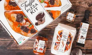 Zestaw do pizzy z truflami: mąka, sos pomidorowo-truflowy, oliwa truflowa i świeże trufle.