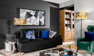Nowoczesny salon w stylu holenderskim: czarna sofa, złote lampy, drewniana biblioteczka i zielony fotel.