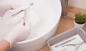Rękawiczki i papierowy ręcznik pomagają w sterylizacji narzędzi do paznokci. Czystość to podstawa.