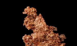 Strukturierte Kupferformation mit glänzender, metallischer Oberfläche. Die kupfer wirkung zeigt sich in der charakteristischen rötlich-braunen Farbe und der rauen Textur.