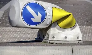 Kto stawia znaki drogowe na osiedlu i jak uniknąć problemów?