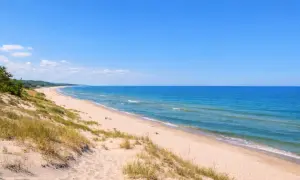 Piękna plaża nad Bałtykiem, z wydmami porośniętymi trawą. Ciekawe morze bałtyckie oferuje wiele atrakcji.