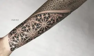Geometryczny tatuaż dotwork na przedramieniu, tworzący hipnotyzujący wzór z trójkątów i kropek.