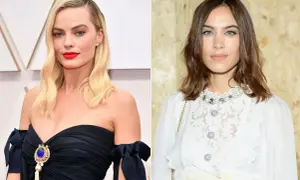Margot Robbie z przedziałkiem z boku i rudymi ustami obok Alexy Chung w białej koronkowej bluzce.