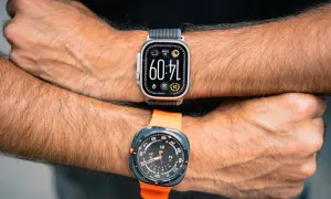 Deux montres connectées sur les bras d'une personne. Peut-on connecter 2 montres sur le même téléphone ?