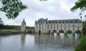 Magnifique avis sur le château de Chenonceau, un joyau architectural traversant le Cher, reflétant sa splendeur dans l'eau.