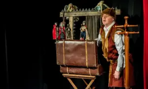 Jak aktor poruszający kukiełkami ożywia teatr lalek i emocje