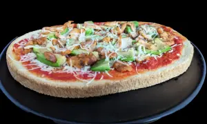 Bruschetta poulet : une tranche de pain garnie de sauce tomate, poulet grillé, avocat et fromage râpé.