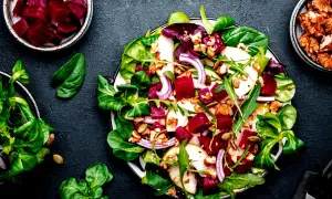 Bunter Rote Bete Salat mit Birne, Walnüssen und frischem Grün. Ein Genuss für Augen und Gaumen.