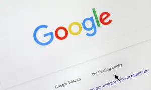 Ekran wyszukiwarki Google. Czy można wyłączyć AI w Google? Kursor myszy wskazuje na link "I'm Feeling Lucky".