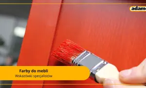 Pędzel z czerwoną farbą do mebli odnawia drewniany mebel. Wskazówki specjalistów Adamex.
