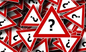 Mnóstwo znaków zapytania na czerwonych trójkątach. Szukasz informacji o biurze podróży? Sprawdź opinie, zanim podejmiesz decyzję.