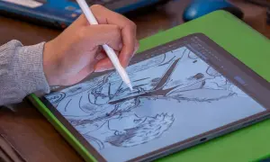 Rysowanie postaci w programie do rysowania na tablecie. Dłoń trzyma rysik, tworząc szkic.