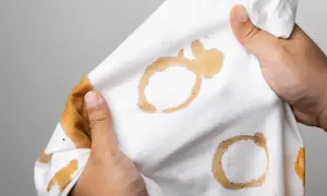 Jak usunąć plamy z kawy z białej bluzki - skuteczne metody i porady