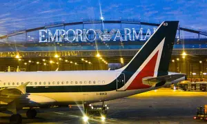 Samolot Alitalia na lotnisku w Mediolanie, w tle podświetlony napis Emporio Armani.
